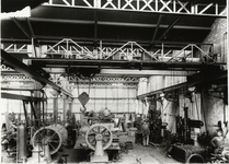 57531 Interieur van de machinefabriek van de firma Louis Smulders & Co (Groeneweg 2) te Utrecht: constructiewerkplaats, ...